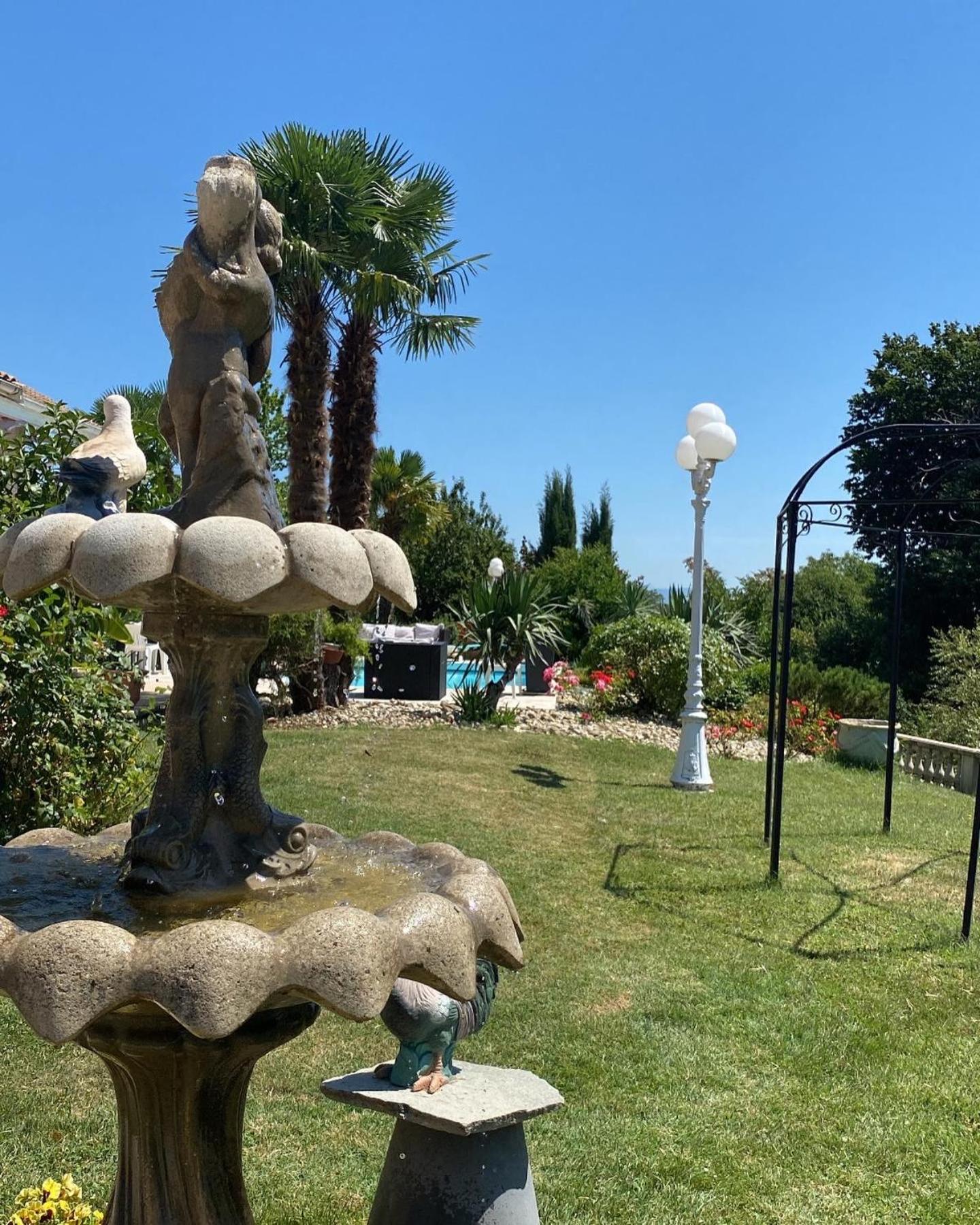 Domaine De La Provencale Bed & Breakfast Saint-Didier-de-la-Tour Екстериор снимка