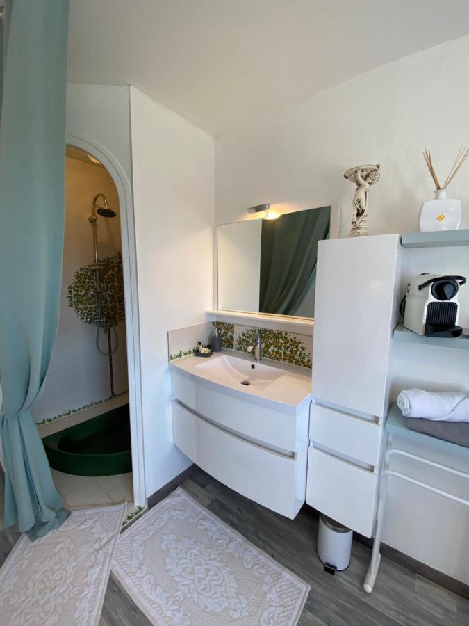 Domaine De La Provencale Bed & Breakfast Saint-Didier-de-la-Tour Екстериор снимка